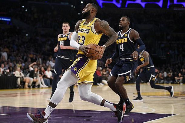 James Cetak Triple-Double saat Disaksikan Kobe Bryant