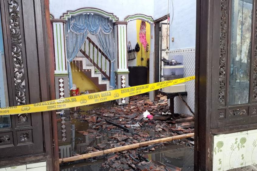 HP Meledak Saat Dicas, Rumah Warga Pungging Mojokerto Terbakar