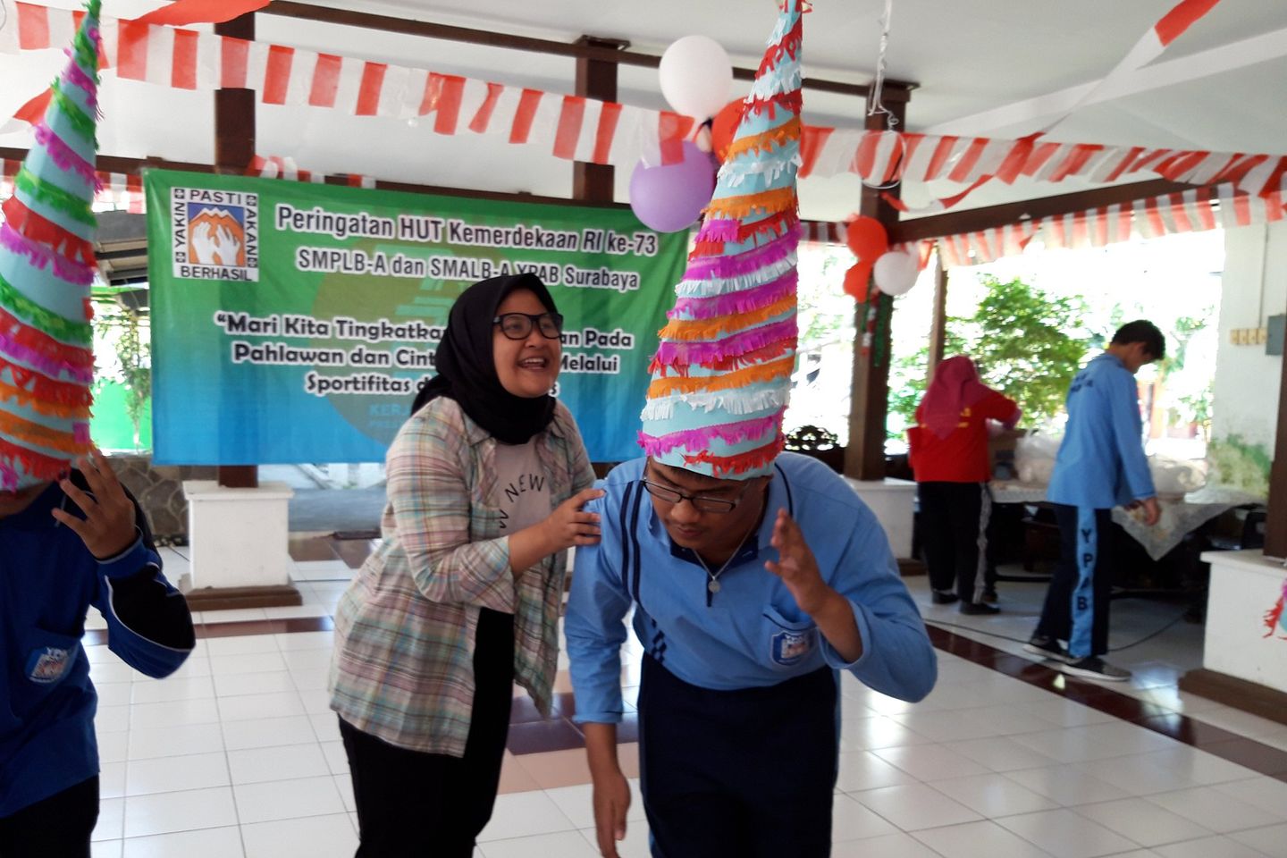 Serunya Lomba Agustusan Siswa Tuna Netra