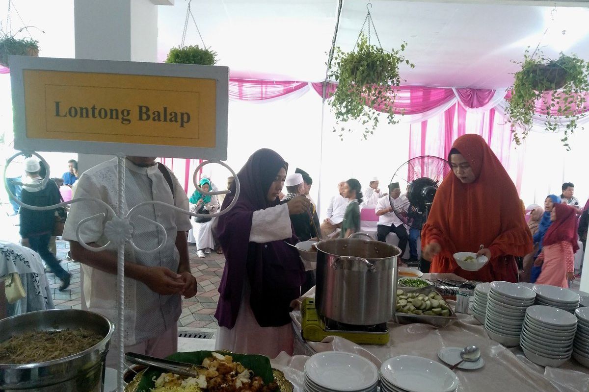 Risma Suguhkan Lontong Balap dan Pecel Semanggi dalam <em>Open House</em>