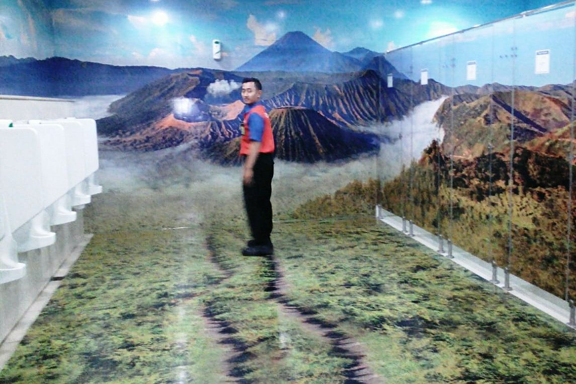 <em>Ciamik</em>, Lukisan Tiga Dimensi di Toilet Bandara Juanda