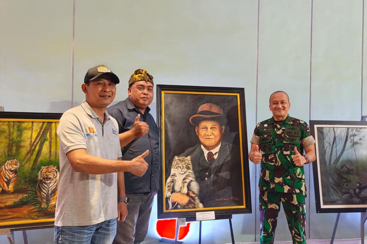 Lukisan Prabowo Menggendong Kucing Karya Diak Eko Curi Perhatian Danrem 082 CPYJ
