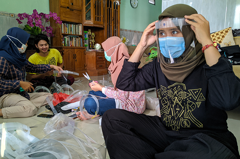 Liburan Mahasiswa Membuat <em>Face Shield</em> Covid-19 Untuk Disumbangkan