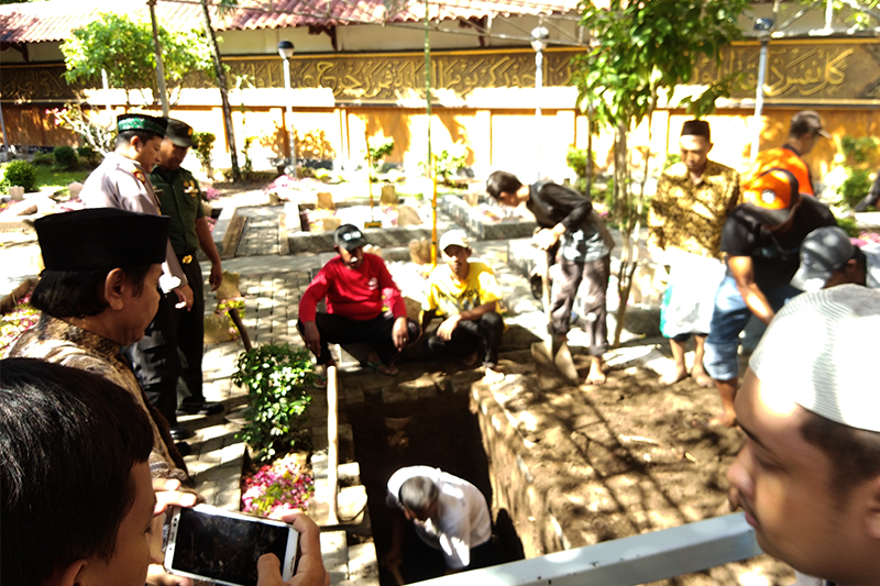 Gus Sholah Disemayamkan Dekat Orang Tua dan Gus Dur