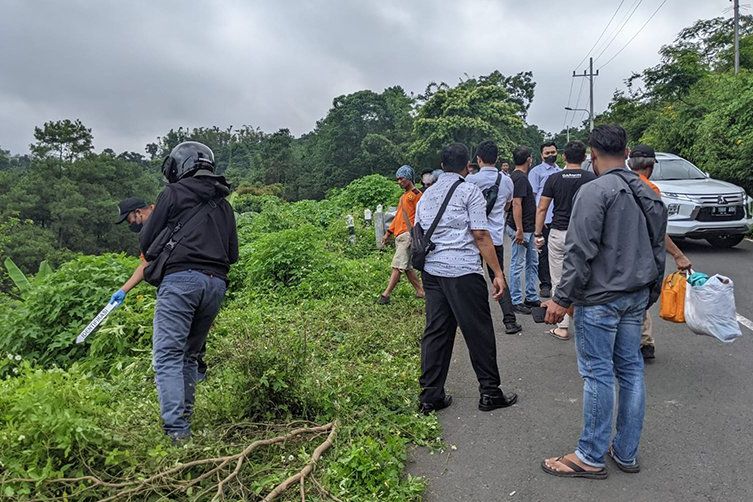Cari Rumput, Pria di Jalur Sendi Mojokerto Temukan Mayat Dibungkus Karpet
 