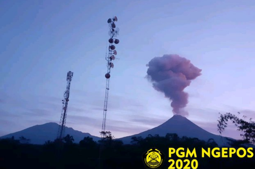 Gunung Merapi Erupsi Setinggi 2 Ribu Meter