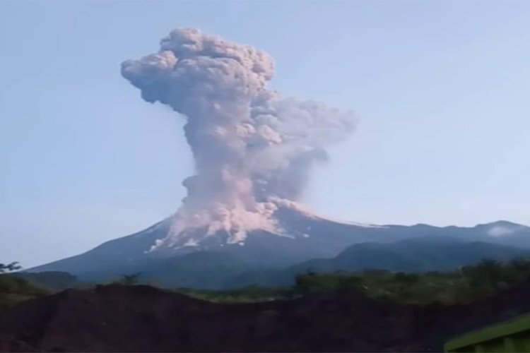 Merapi Erupsi Muncul Kilat