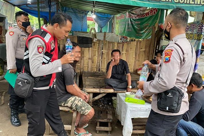Berkedok Jual Rica-rica, Warung di Mojokerto Digrebek Polisi Jual Miras