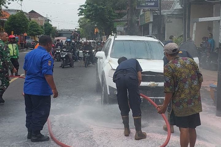 Ditinggal Parkir di Depan WArung, Mobil Warga Mojokerto Terbakar