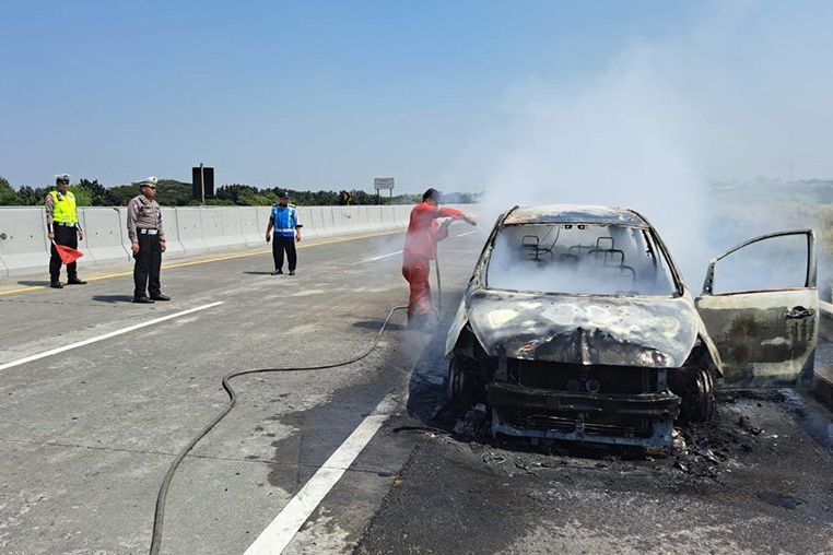 Diduga Mesin Rusak, Mobil Warga Surabaya Terbakar di Tol Sumo