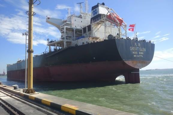 Kapal Curah Kering Raksasa Singgah di Teluk Lamong