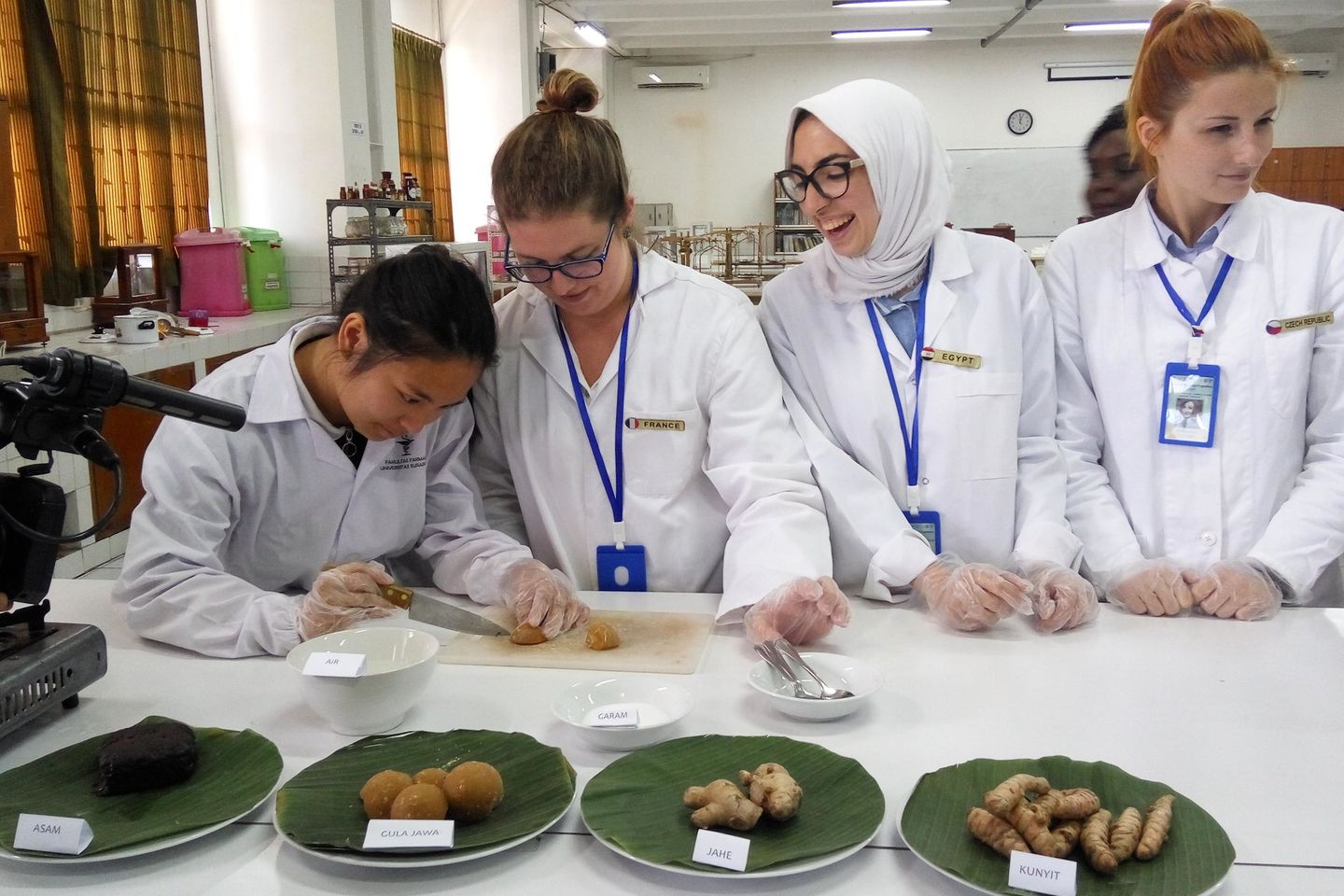 Mahasiswa Asing Praktik Buat Jamu Tradisional