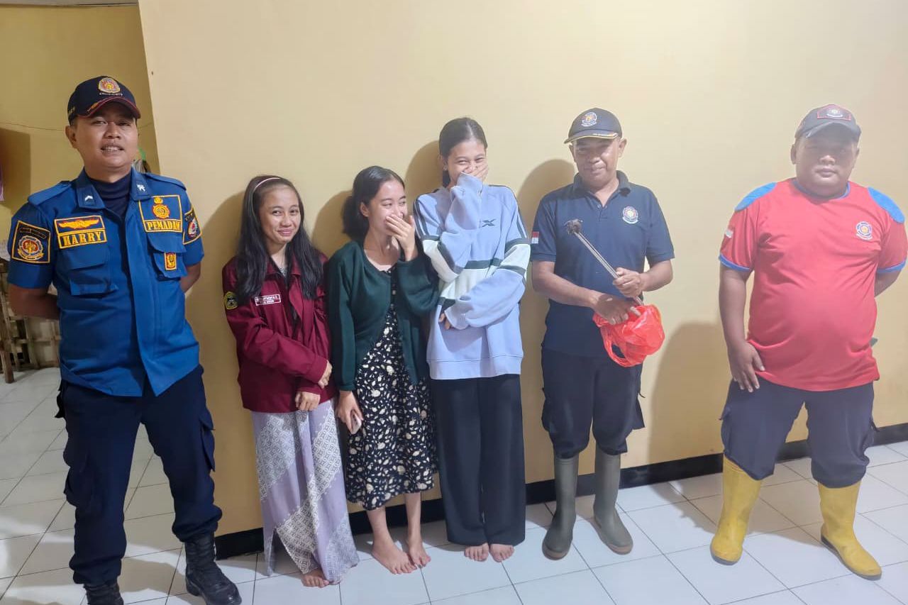 Kelelawar Masuk Rumah, Damkar Jember Turun Tangan
