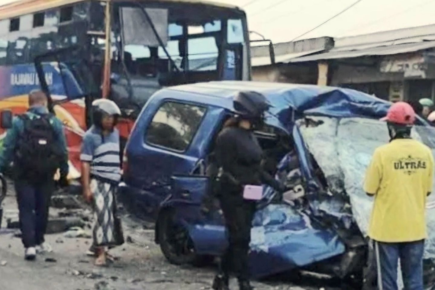 “Adu Banteng” Isuzu Panther dan Bus Rajawali di Gresik, Tujuh Orang Tewas