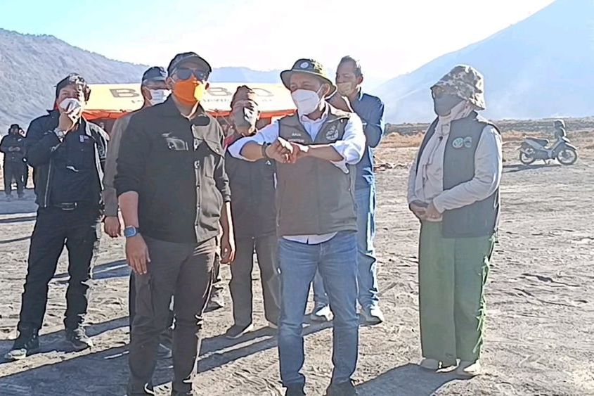 Menhut Pastikan Tiga Helikopter Gempur Karhutla Bromo hingga Padam