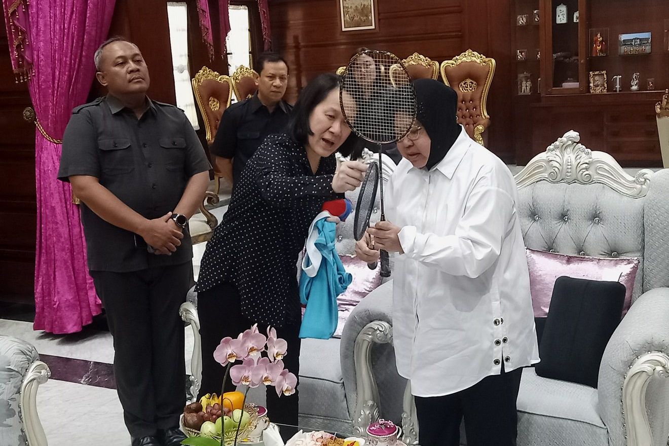 Risma Terima Raket dari Minarti Timur dan Alan Budi Kusuma