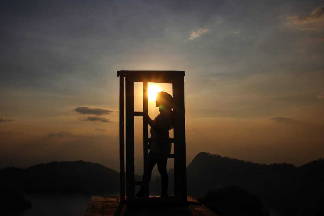 Menikmati Keindahan Telaga Ngebel dari Puncak