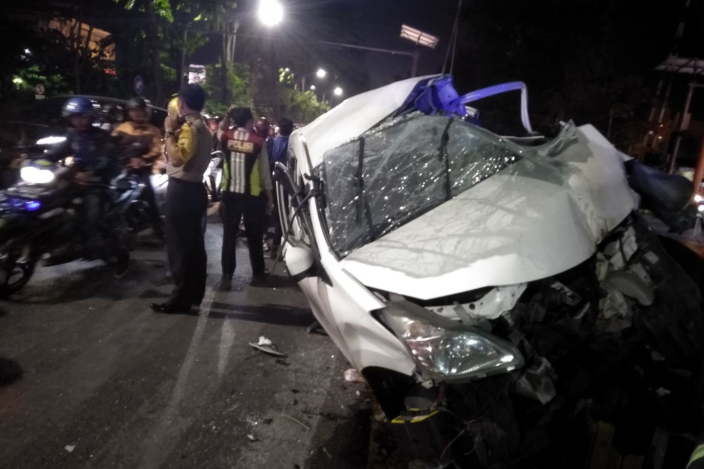 Terobos Palang Perlintasan, Dua Kendaraan Tertabrak Kereta di Surabaya