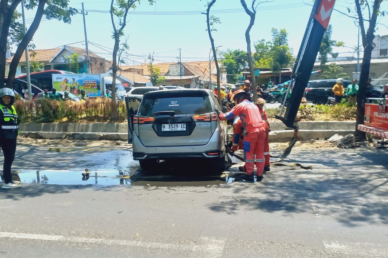 Hindari Mobil, Innova Terperosok ke Sungai di Jalan A Yani Surabaya