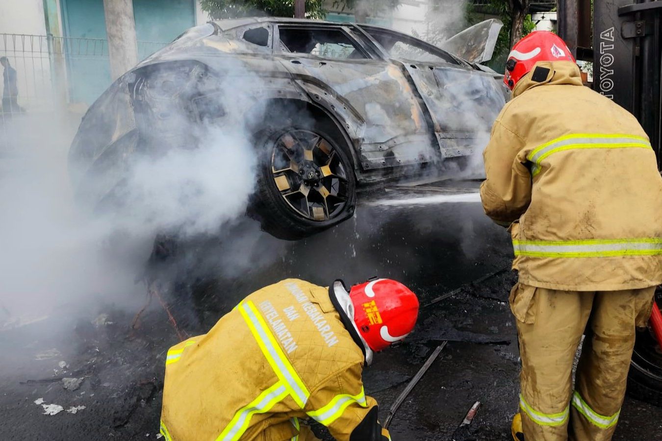 Diduga Overheat, Mobil Listrik Hyundai Kona Terbakar di Kebomas Gresik