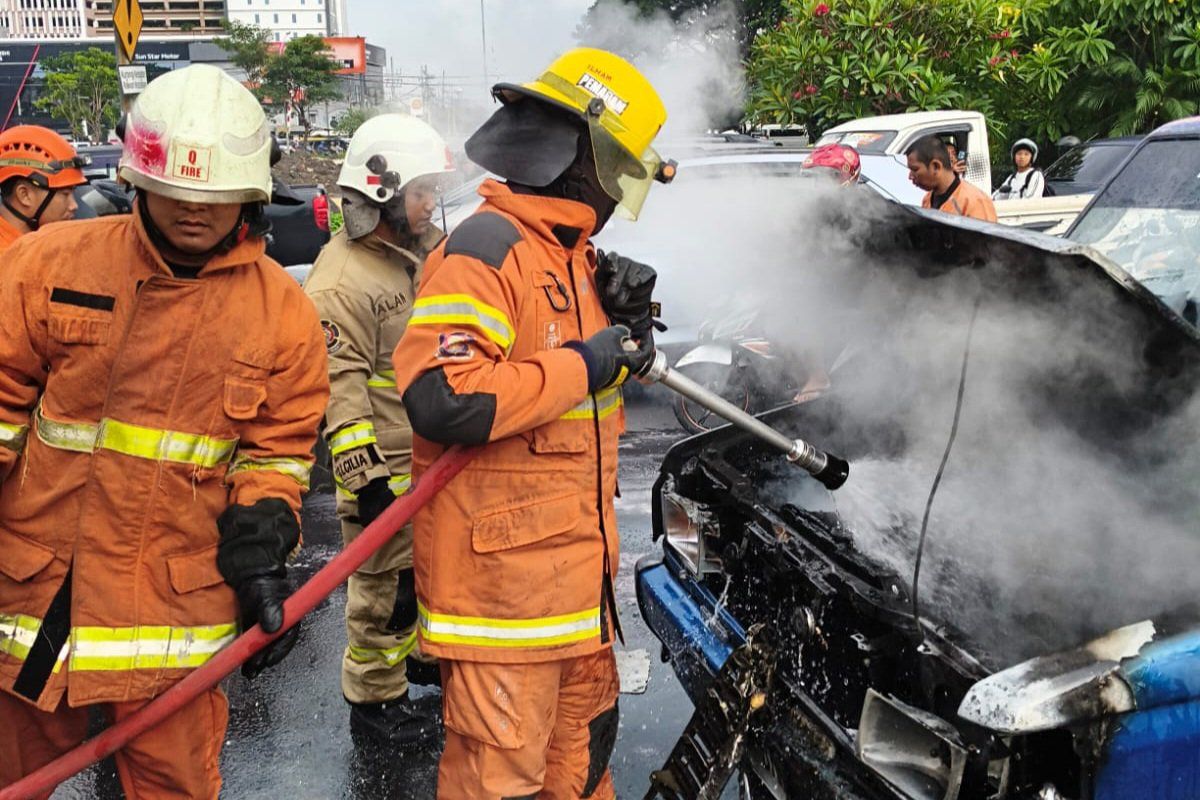 Diduga Air Radiator Habis, Mobil Terbakar di Taman Pelangi Surabaya