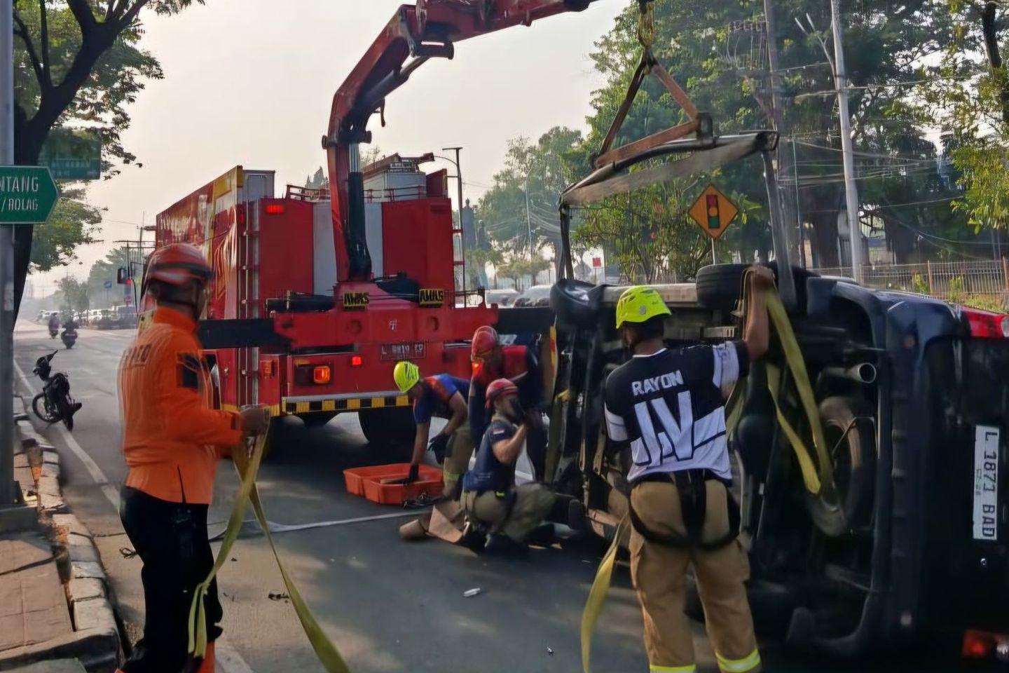 Pengemudi Lansia 74 Tahun Selamat Usai Mobil Terbalik
