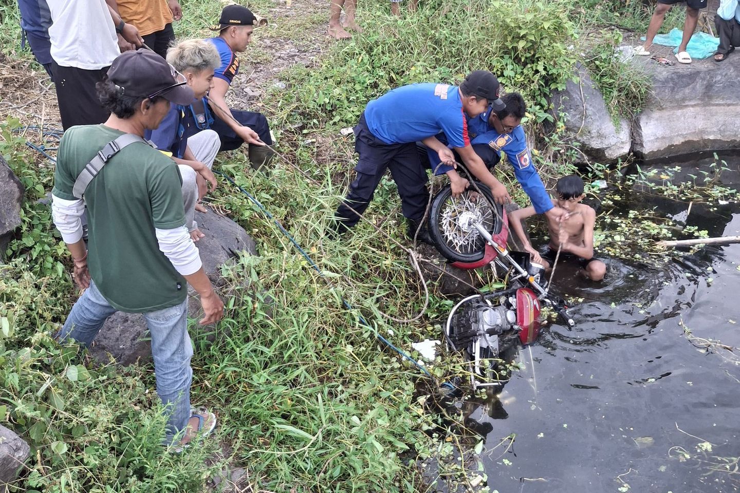 Damkar Jember Evakuasi Motor CB Jatuh ke Kolam 8 Meter, Proses 30 Menit