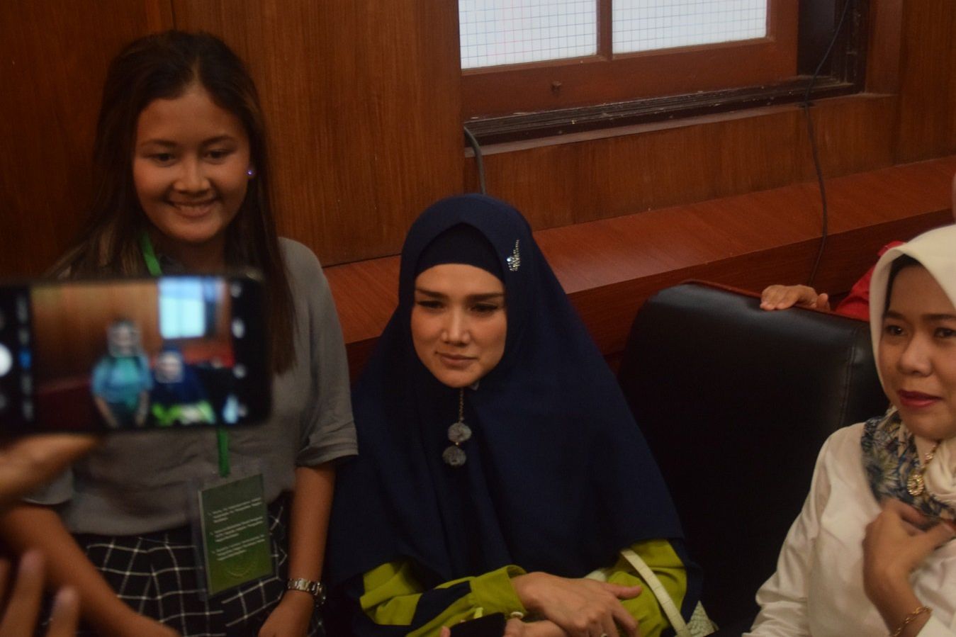 Usai Foto Bareng Mulan, Mahasiswa Untag Diusir Petugas Sidang
