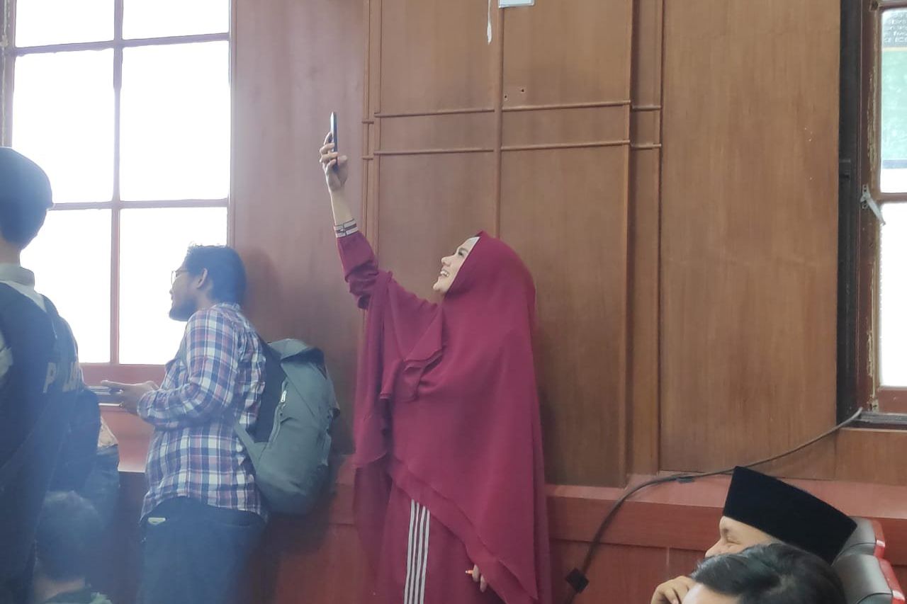 Mulan Jameela Sibuk Rekam Suaminya di Persidangan