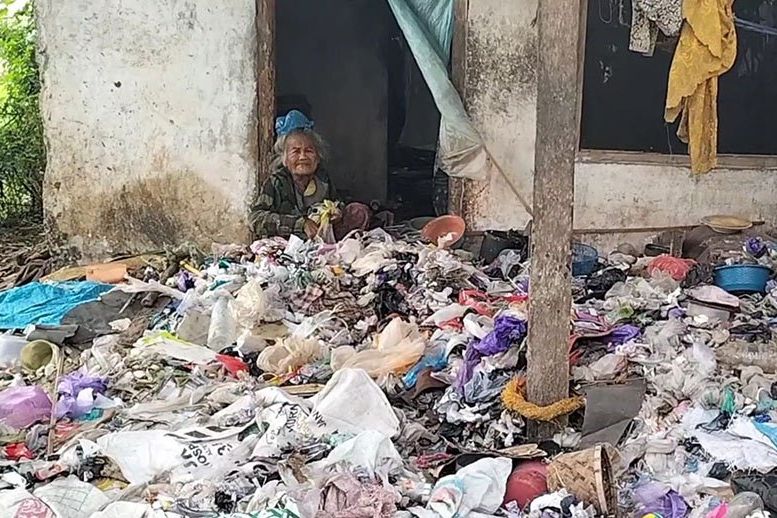 Viral Nenek di Ponorogo Hidup di Rumahnya Bersama Tumpukan Sampah Plastik, Begini Kisahnya