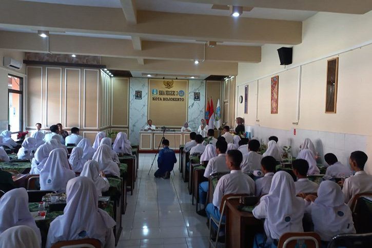 Ning Ita Gerakan Sosialasi Perkoperasian di Sekolah SMA Negri di Kota Mojokerto