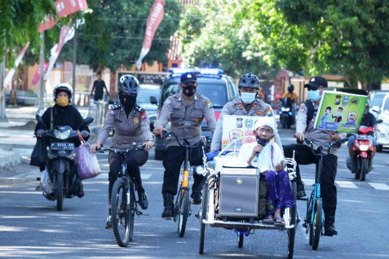 Polres Situbondo Bersama MUI Berkeliling Naik Becak Ajak Masyarakat Tertib Kenakan Masker