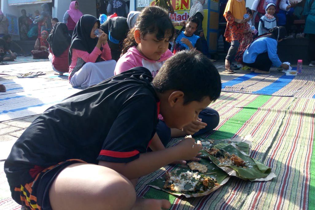 Berebut Nasi Pecel Tumpuk dan Kepleh di Ponorogo