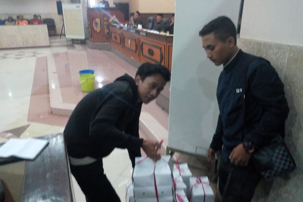 Nasi Kotak Gratis Ganggu Konsentrasi Rapat Paripurna DPRD Jember