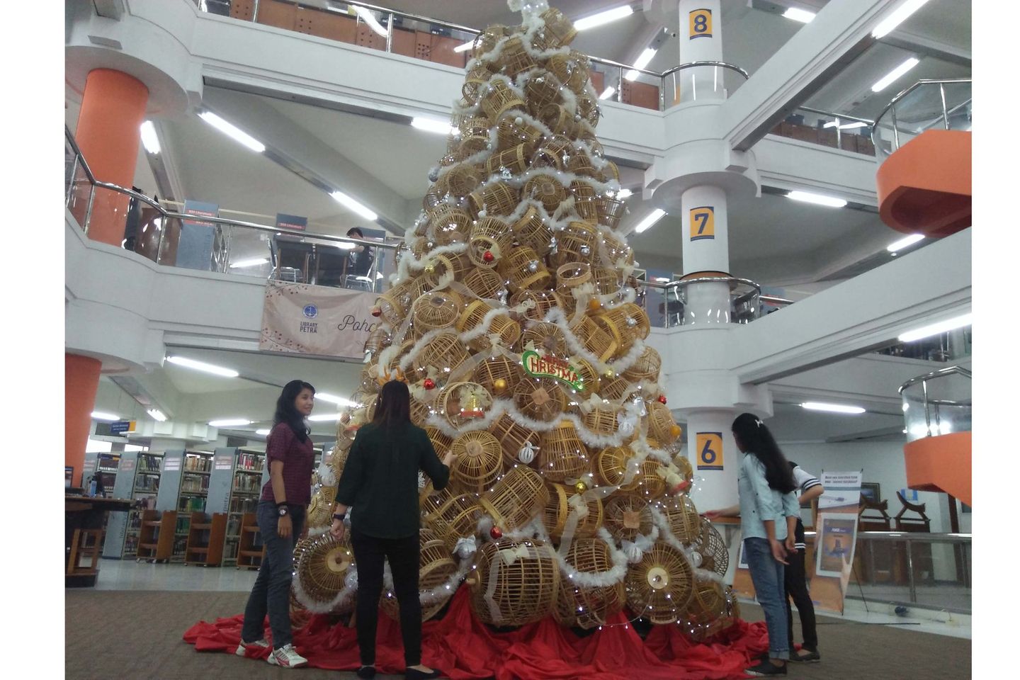 Perpustakaan UK Petra Bikin Pohon Natal dari Kurungan