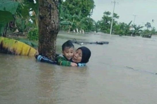Foto Nenek Gendong Bocah Saat Banjir Bikin Ribut Netizen