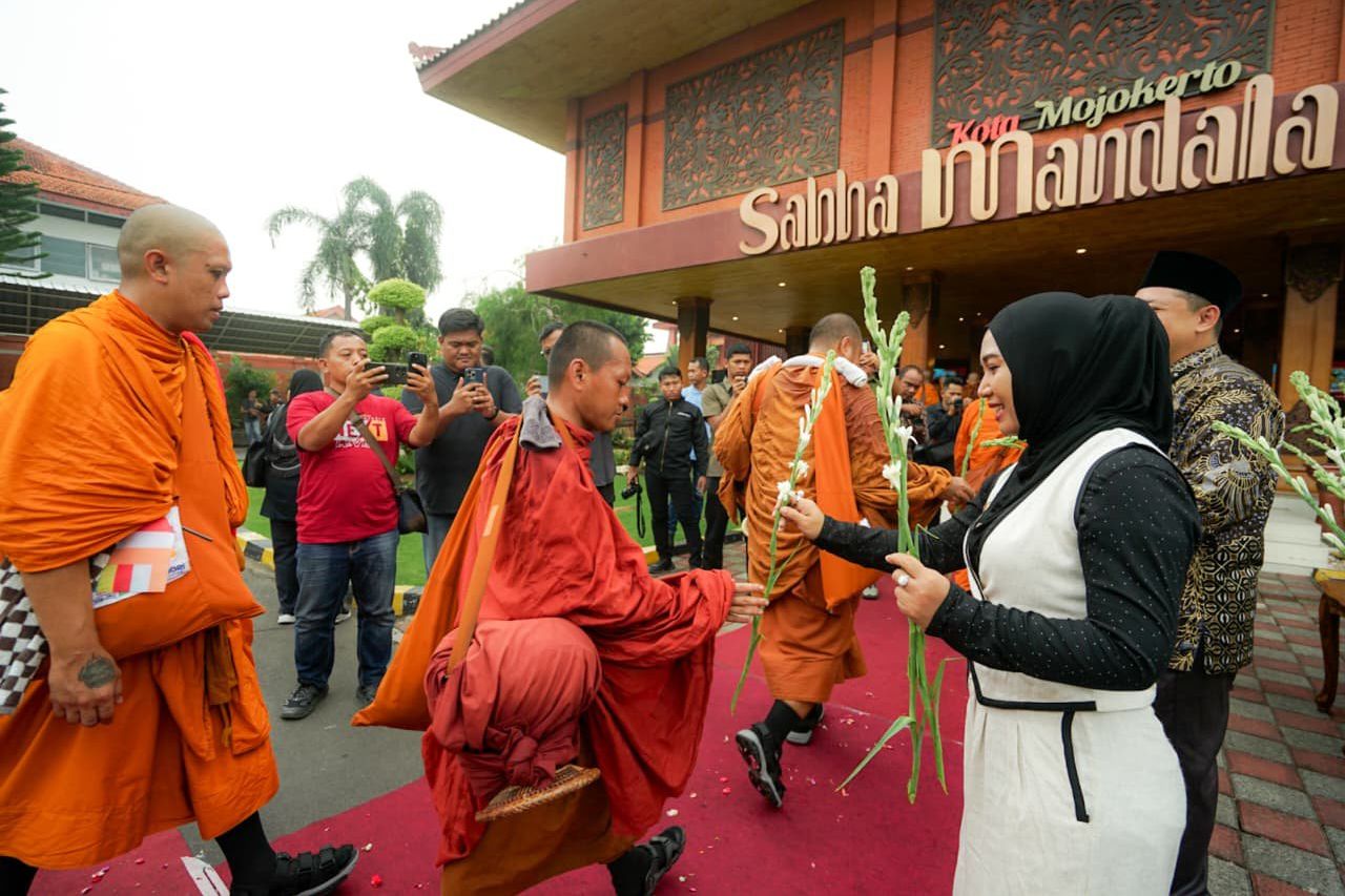 Biksu Thudong Empat Negara Singgah di Mojokerto, Bawa Pesan Damai Menuju Waisak 2026