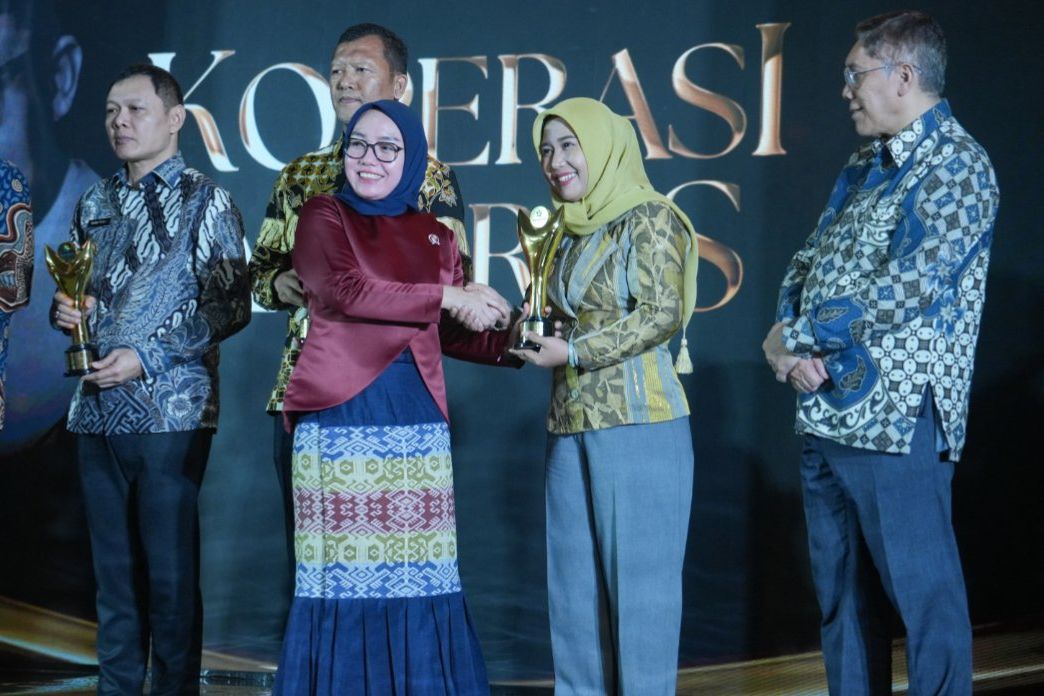 Wali Kota Mojokerto Ika Puspitasari menerima penghargaan Bakti Koperasi Nayaka Mahambara dalam Koperasi Award 2026 di Jakarta, Kamis malam, 20 Agustus 2026. Foto: Pemkot Mojokerto.