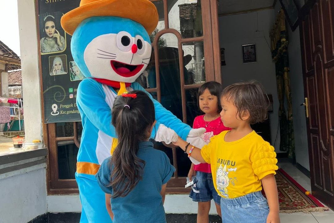 Video Badut Doraemon Beri Kejutan Ibu di Mojokerto Viral, Kisah di Baliknya Penuh Haru