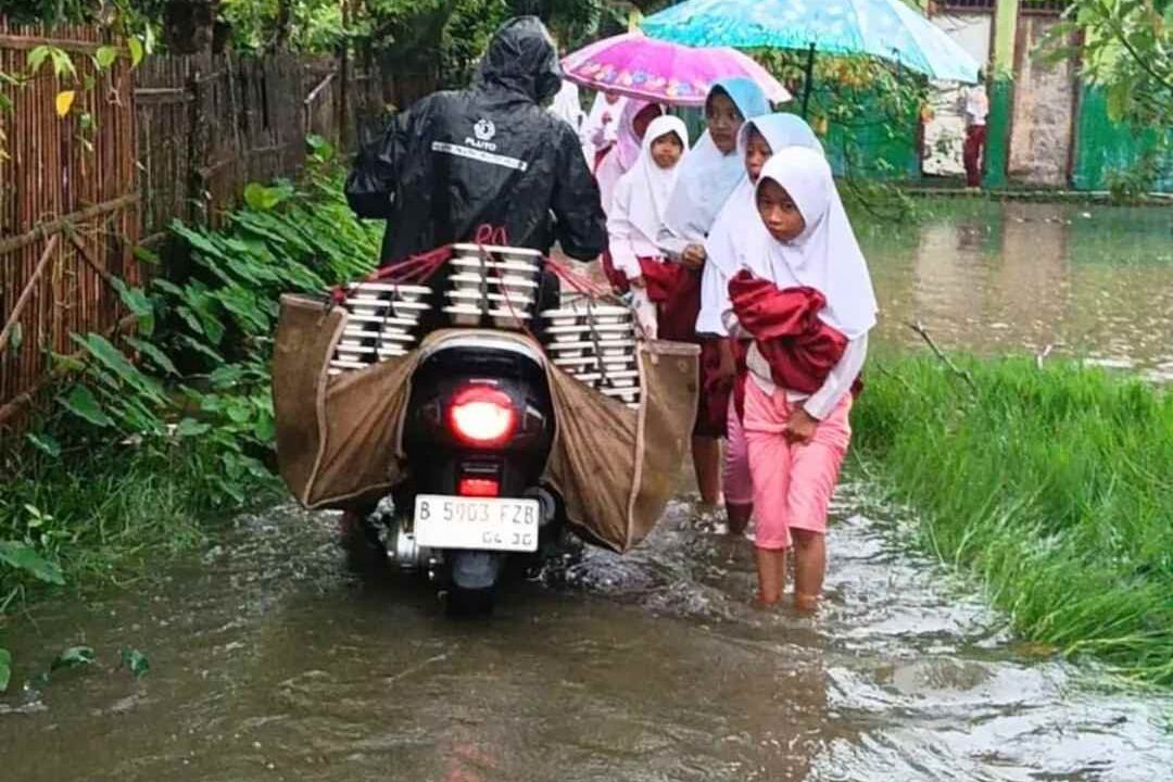BGN Tanggapi Menu MBG di Sampang yang Dibungkus Tas Kresek