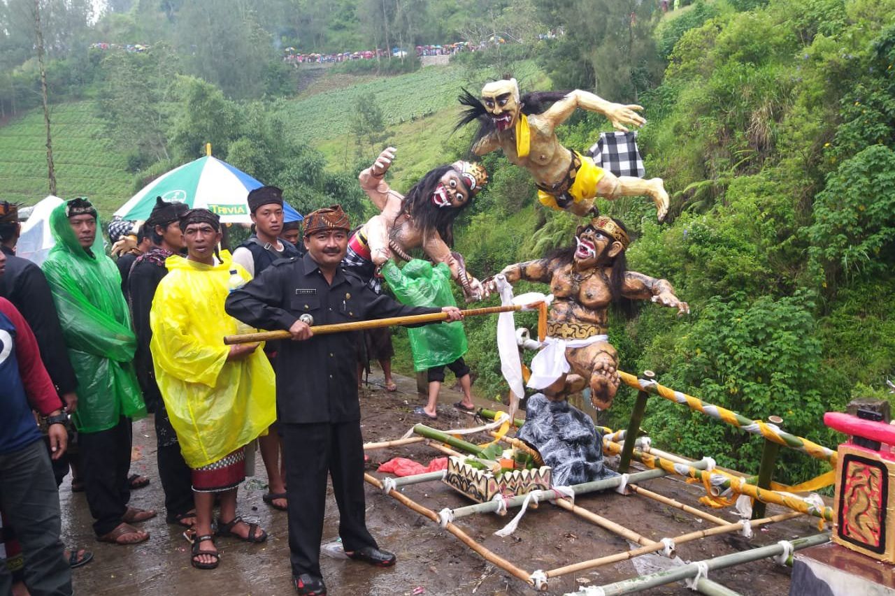 Umat Hindu Tengger Bakar Ogoh-ogoh dan Doakan Pemilu Damai