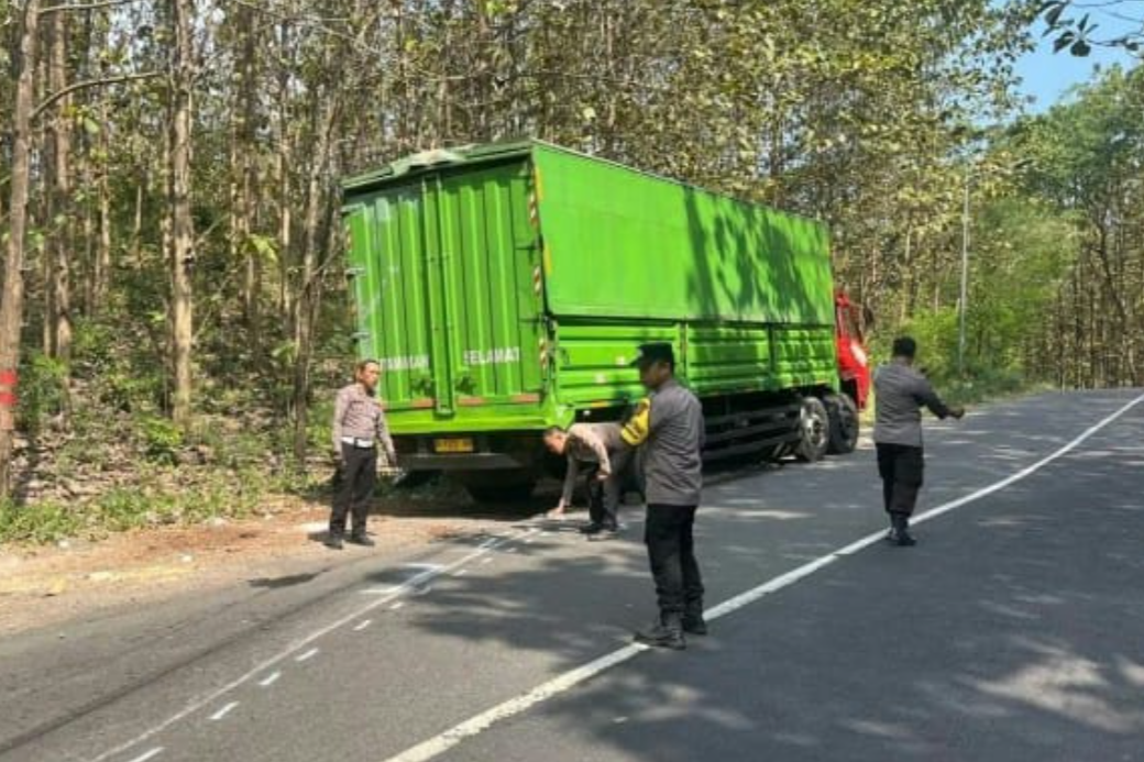 Motor Vs Truk Tronton di Cendoro Mojokerto, Mahasiswi Meregang Nyawa