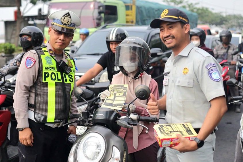 Ajak Pengendara Tertib Berlalu Lintas, Satlantas Gresik Bagikan Cokelat