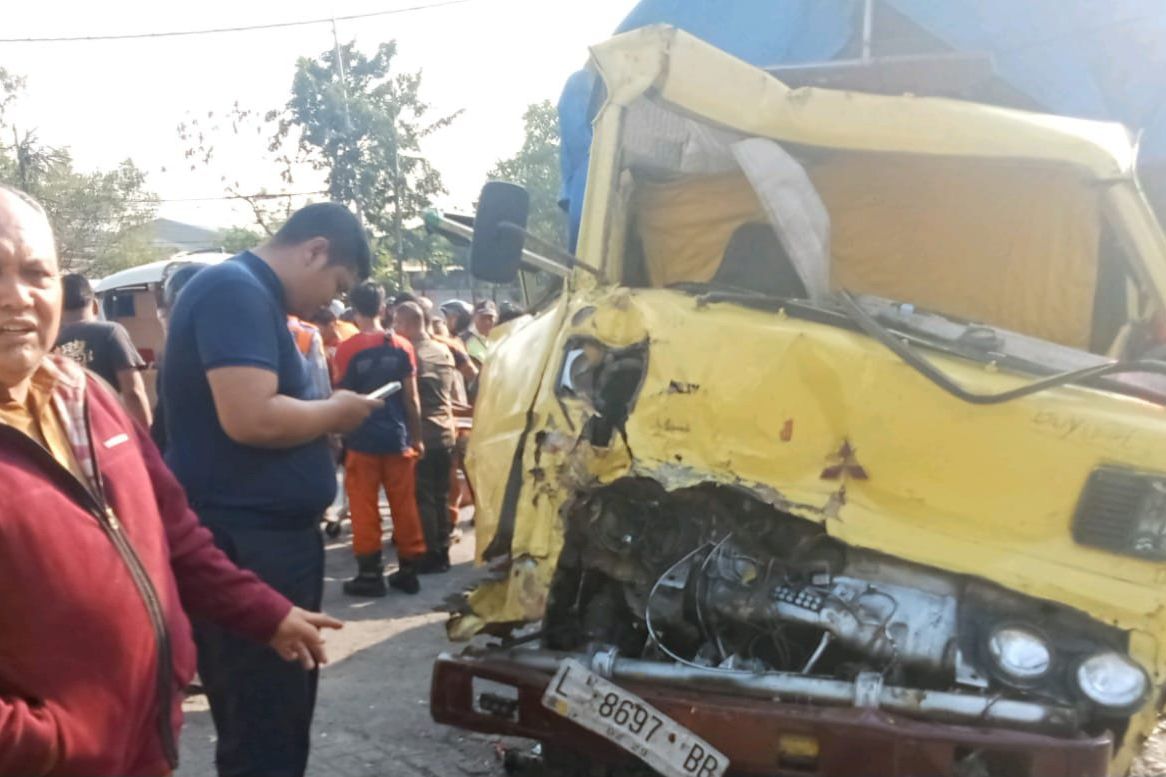 Sopir Truk Terjepit Usai Kecelakaan Tiga Kendaraan di Benowo Surabaya, Evakuasi Berlangsung Dramatis