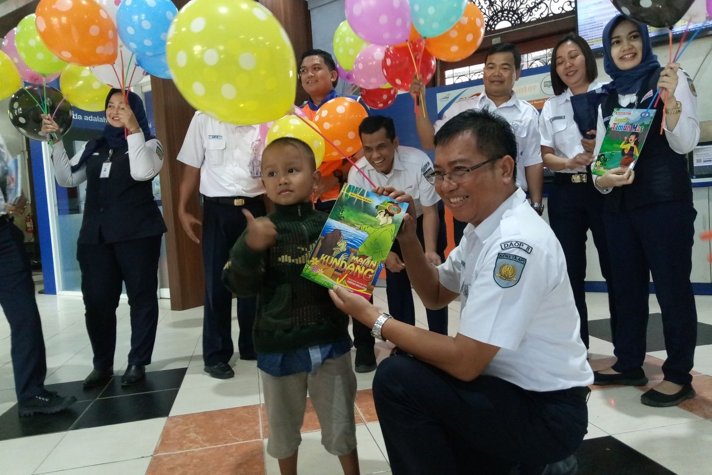 Hari Anak Nasional PT KAI DAOP 8 Surabaya Bagikan Suvenir