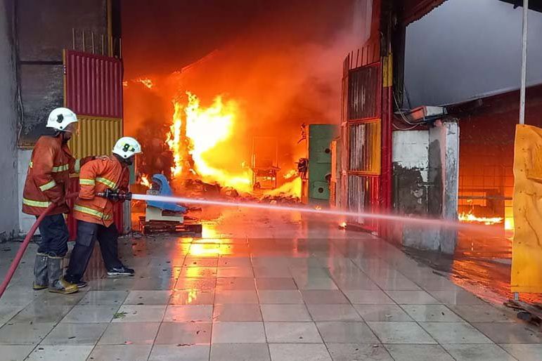 Pabrik Sepatu di Mojokerto Ludes Terbakar