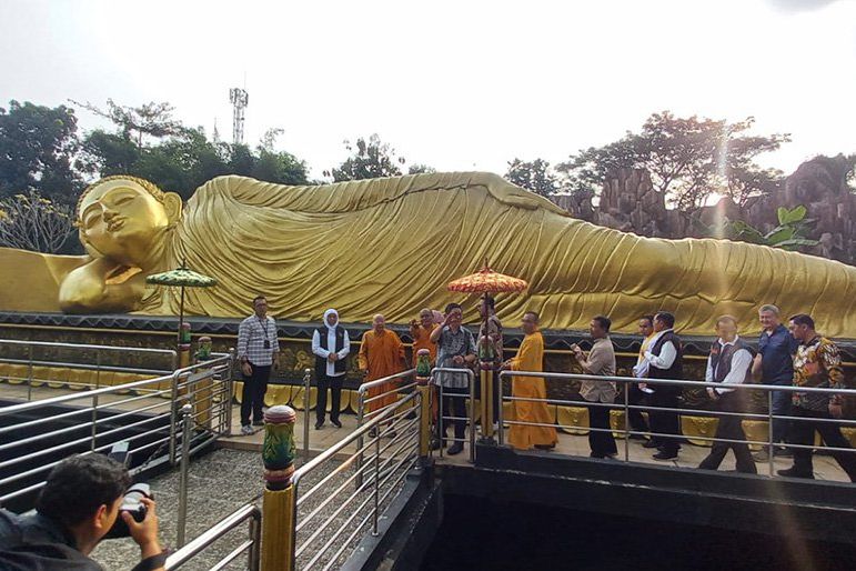 Jelang Hari Raya Waisak 2567 BE, Gubernur Jatim Cek Kesiapan Vihara Majapahit