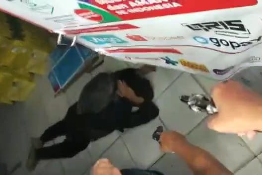Lewat Atap, Pembobol di Alfamart Pungging Diringkus Polisi dan Warga