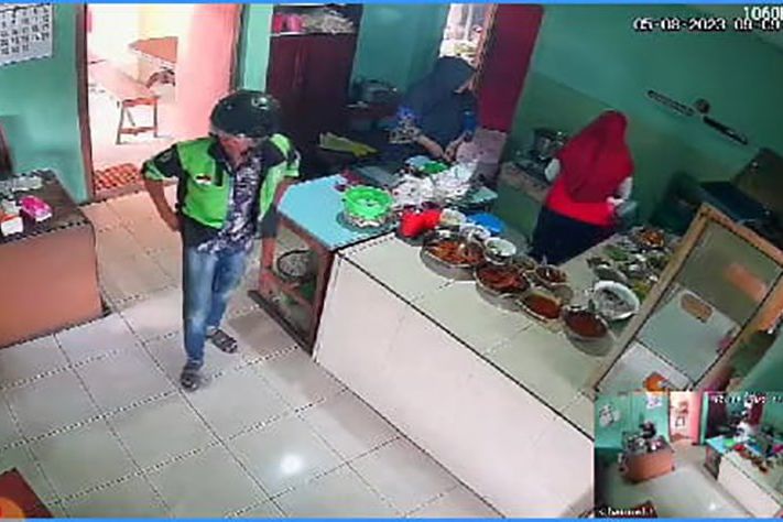 Beredar Video Oknum Ojek Online Diduga Mencuri Ponsel di Warung Terekam CCTV