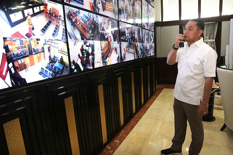 Pantau Layanan Publik Via CCTV, Wali Kota Eri Cahyadi Tegur Petugas Main HP hingga Bersandal Jepit
